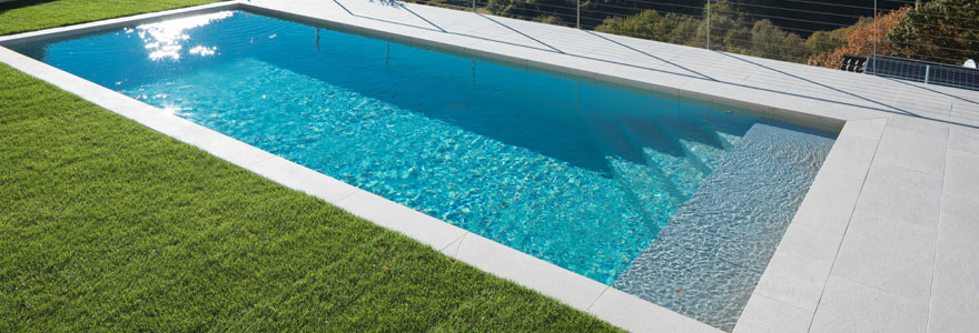 faux gazon pour piscine